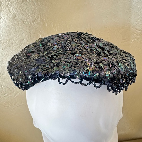 DESIGNER 1950s' IRIDESCENT SEQUIN AND BEADS COCKTAIL HAT - Picture 4 of 9